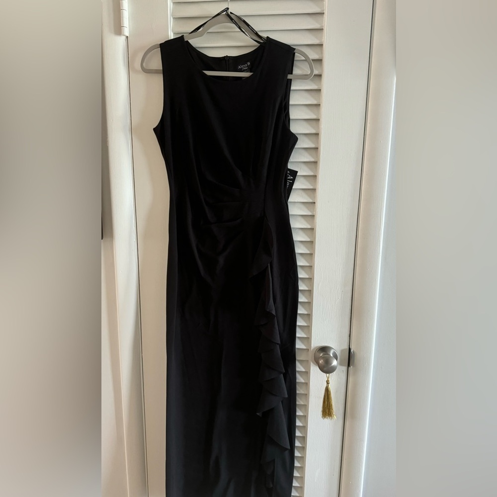 Long black sleeveless dress